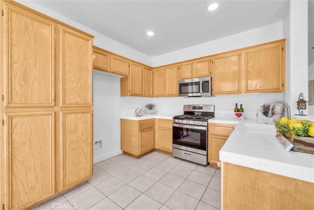 Image 8 of property listing at 13584 Kitty Hawk, Victorville, CA 92392