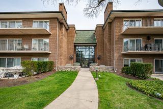 4 Oak Brook Club Drive G205, Oak Brook, IL 60523