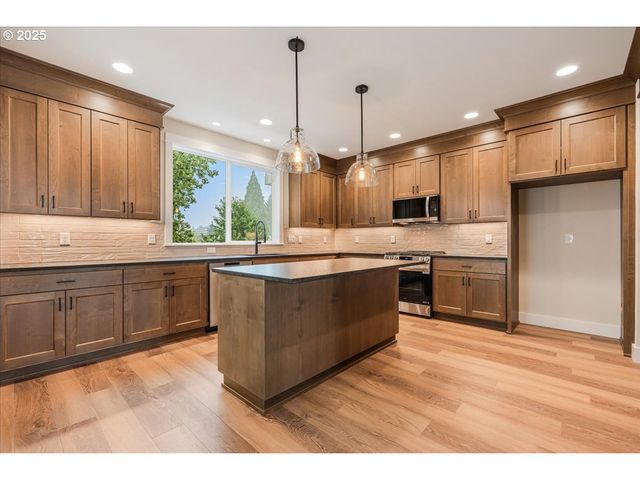 460 Se Haddock Ln, Hillsboro, OR 97123