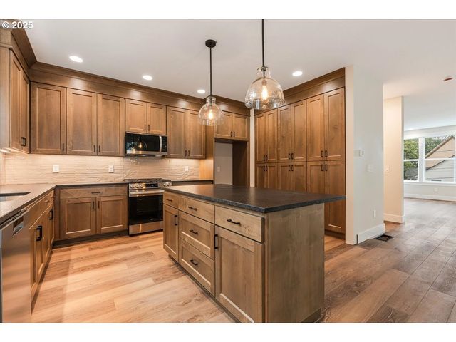 460 Se Haddock Ln, Hillsboro, OR 97123