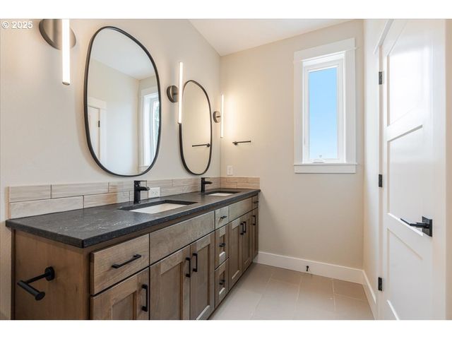 460 Se Haddock Ln, Hillsboro, OR 97123