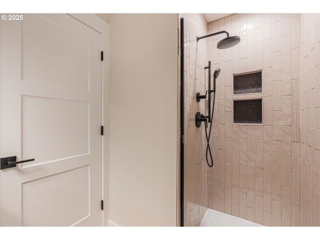 460 Se Haddock Ln, Hillsboro, OR 97123