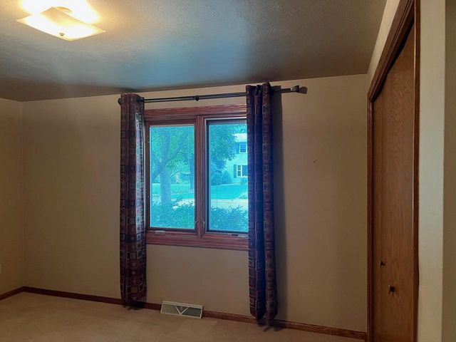 2151 WOODCREST DRIVE, Green Bay, WI 54304