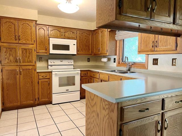 2151 WOODCREST DRIVE, Green Bay, WI 54304