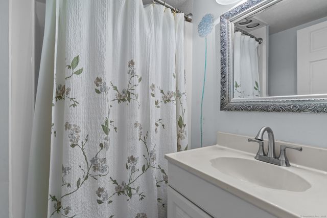 76 New Shore Road, Waterford, CT 06385