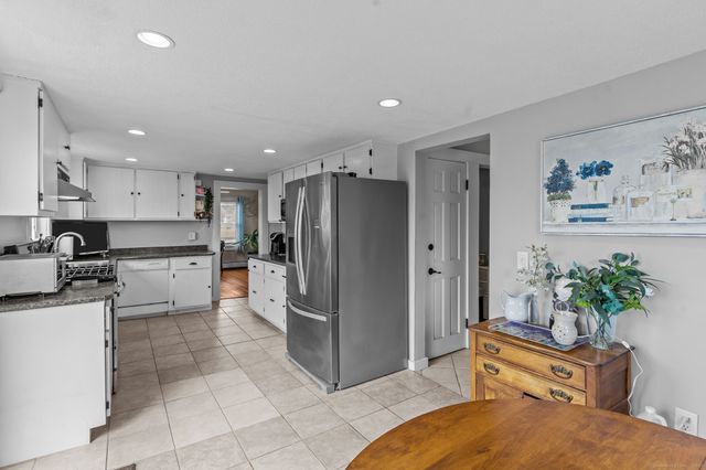 76 New Shore Road, Waterford, CT 06385