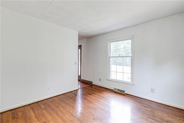 14261 Thomas Dr, Woodford, VA 22580