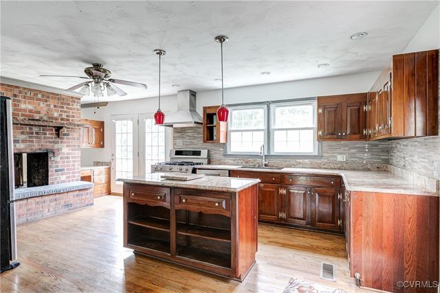 14261 Thomas Dr, Woodford, VA 22580