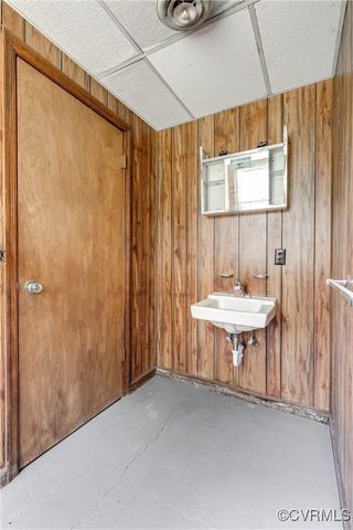14261 Thomas Dr, Woodford, VA 22580