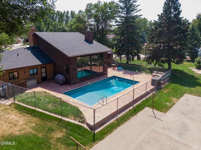 1524 Woodsman Place, Bismarck, ND 58504 property photo