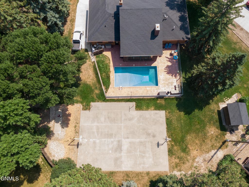 1524 Woodsman Place, Bismarck, ND 58504 photo 2