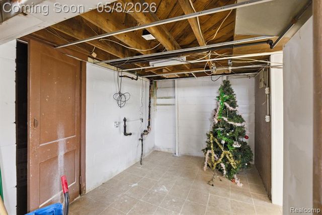 19725 Kingsville Street, Harper Woods, MI 48225