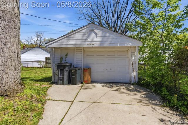 19725 Kingsville Street, Harper Woods, MI 48225