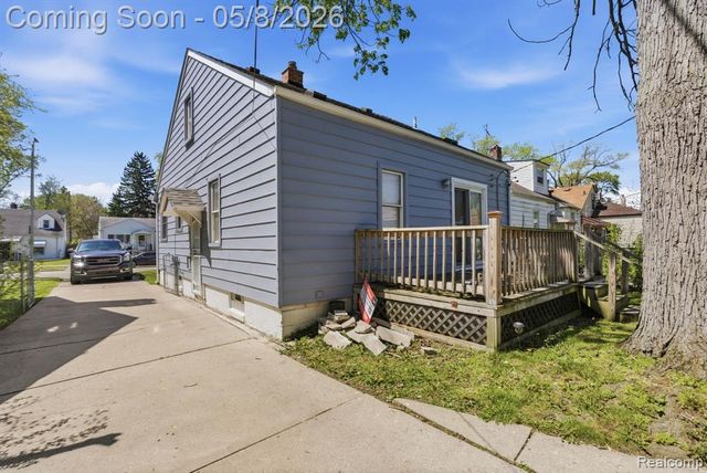 19725 Kingsville Street, Harper Woods, MI 48225