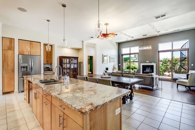 2305 Mananitas Lane NW, Albuquerque, NM 87104
