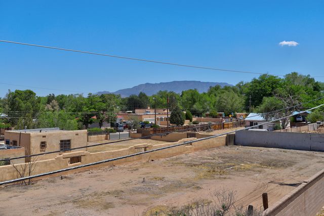 2305 Mananitas Lane NW, Albuquerque, NM 87104