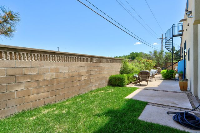 2305 Mananitas Lane NW, Albuquerque, NM 87104