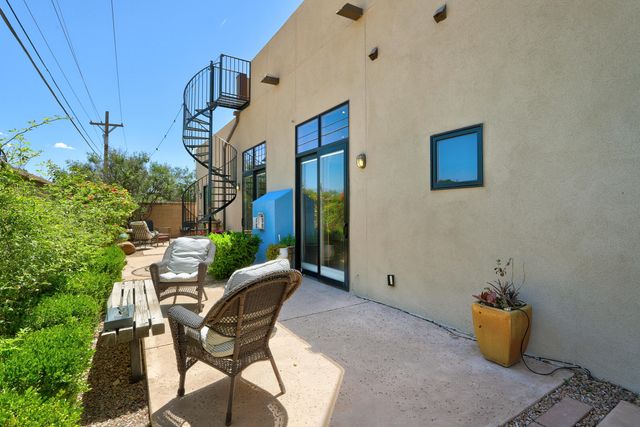 2305 Mananitas Lane NW, Albuquerque, NM 87104