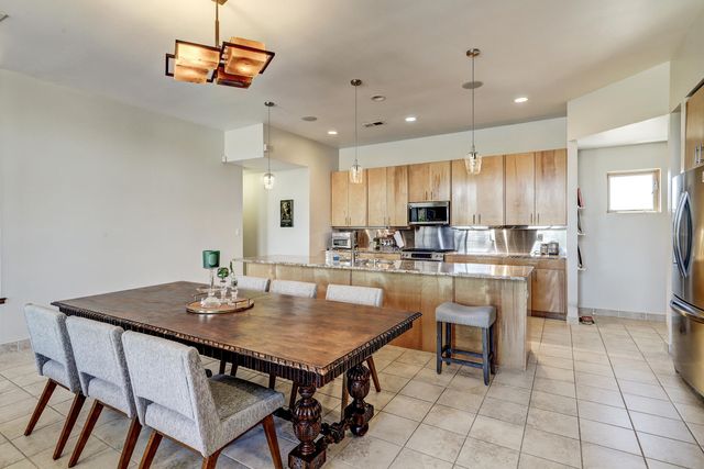 2305 Mananitas Lane NW, Albuquerque, NM 87104