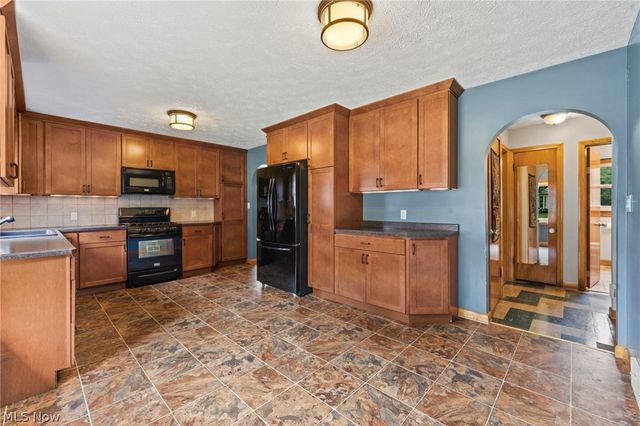 1409 Elm Grove Avenue, Akron, OH 44312