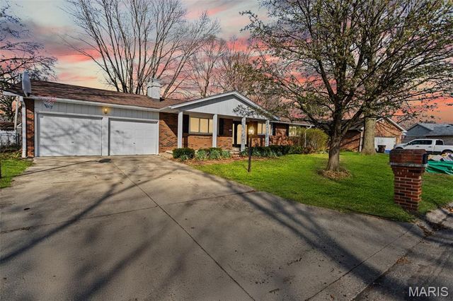 38 Indian Drive, Wood River, IL 62095