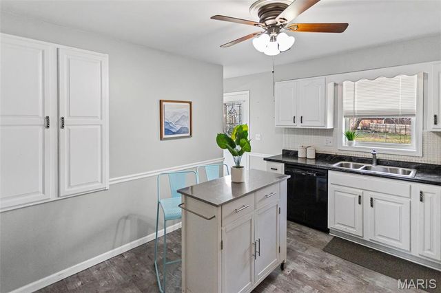 38 Indian Drive, Wood River, IL 62095