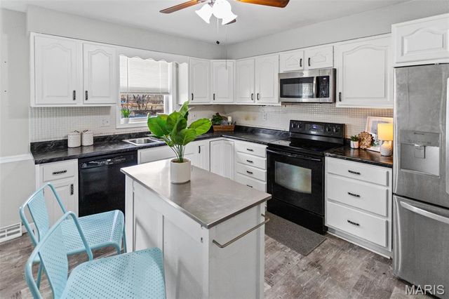 38 Indian Drive, Wood River, IL 62095