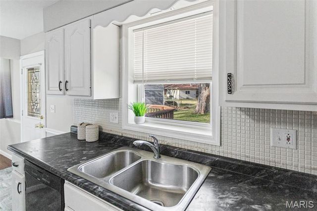 38 Indian Drive, Wood River, IL 62095