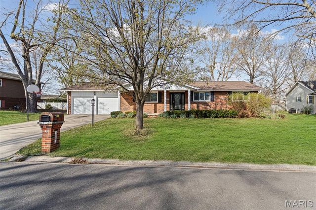 38 Indian Drive, Wood River, IL 62095