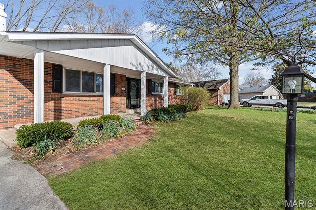 38 Indian Drive, Wood River, IL 62095