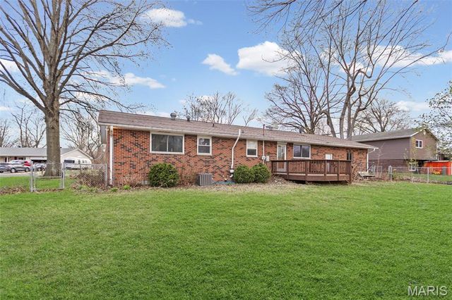 38 Indian Drive, Wood River, IL 62095