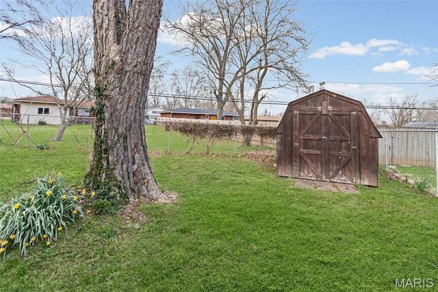 38 Indian Drive, Wood River, IL 62095