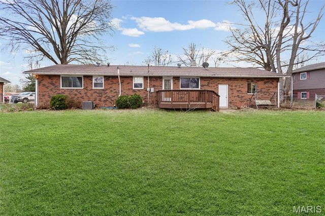 38 Indian Drive, Wood River, IL 62095