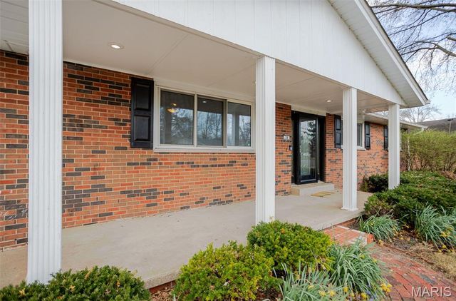 38 Indian Drive, Wood River, IL 62095