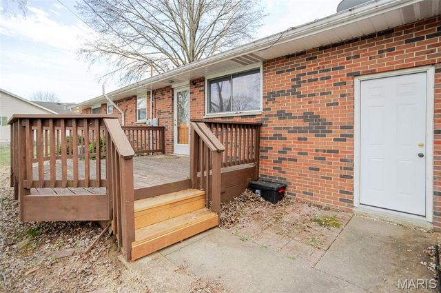 38 Indian Drive, Wood River, IL 62095