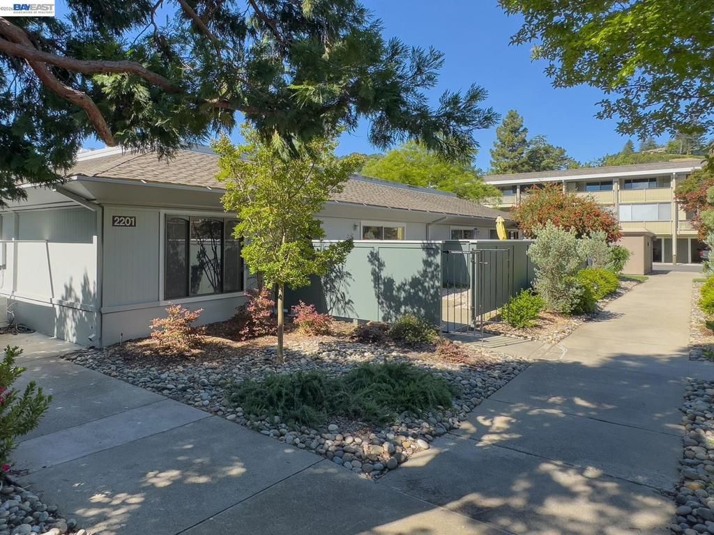 Image 1 of property listing at 2201 Pine Knoll Dr 3, Walnut Creek, CA 94595