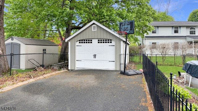 2 Pine St, Mount Olive Twp., NJ 07828