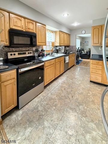 2 Pine St, Mount Olive Twp., NJ 07828