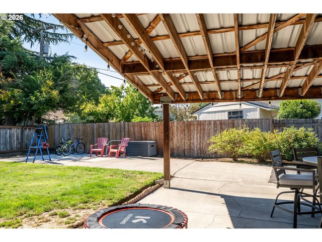 4360 CATALINA St, Eugene, OR 97402