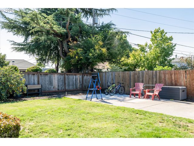 4360 CATALINA St, Eugene, OR 97402