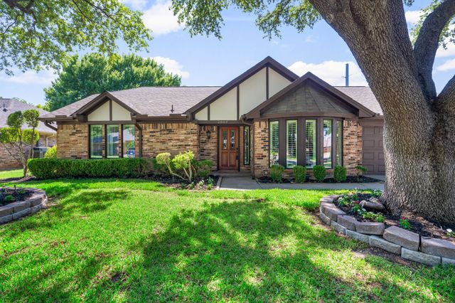 2809 Greg Drive, Bedford, TX 76021