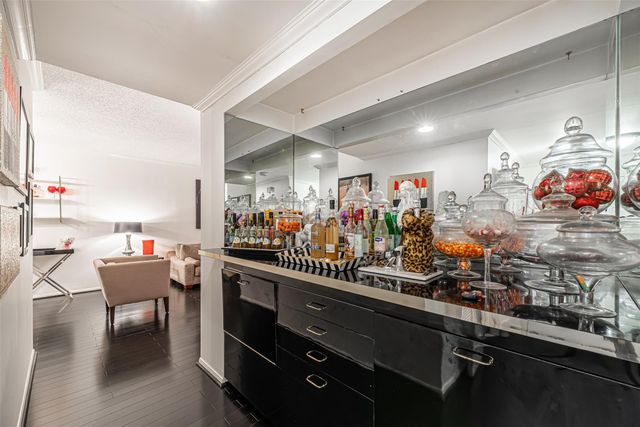 661 Bering Drive 404, Houston, TX 77057