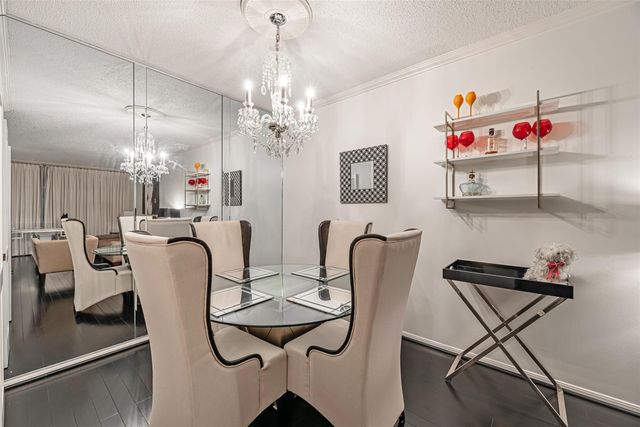 661 Bering Drive 404, Houston, TX 77057