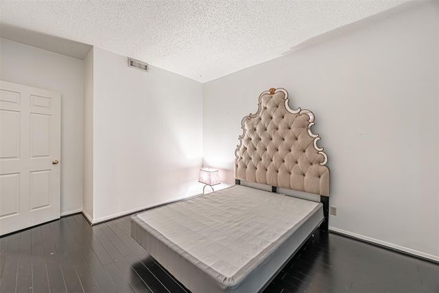 661 Bering Drive 404, Houston, TX 77057