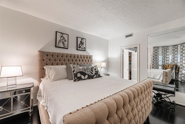 661 Bering Drive 404, Houston, TX 77057