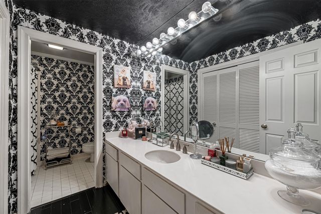 661 Bering Drive 404, Houston, TX 77057