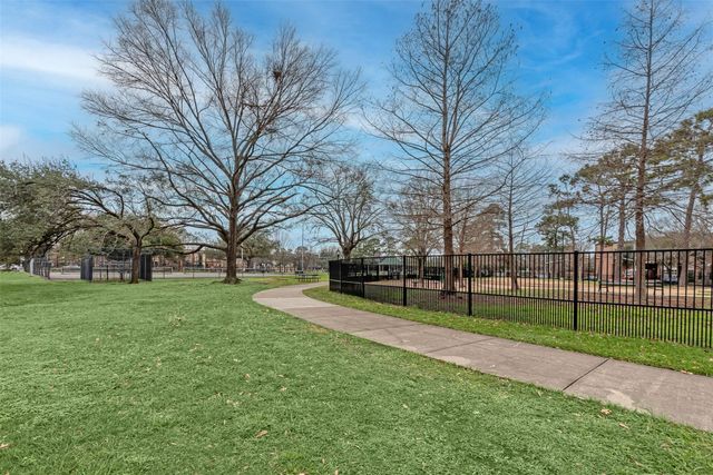 661 Bering Drive 404, Houston, TX 77057