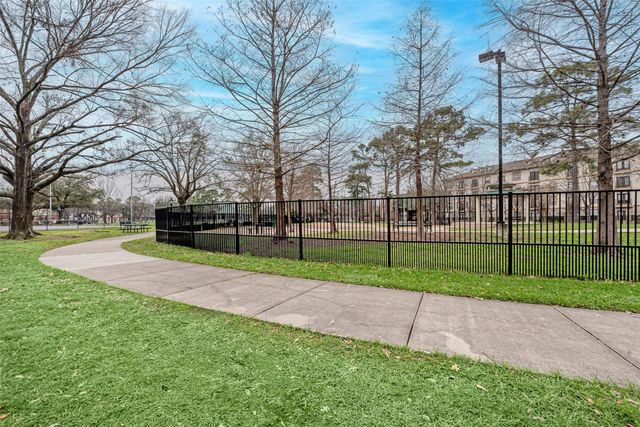 661 Bering Drive 404, Houston, TX 77057