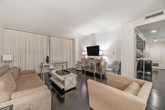 661 Bering Drive 404, Houston, TX 77057