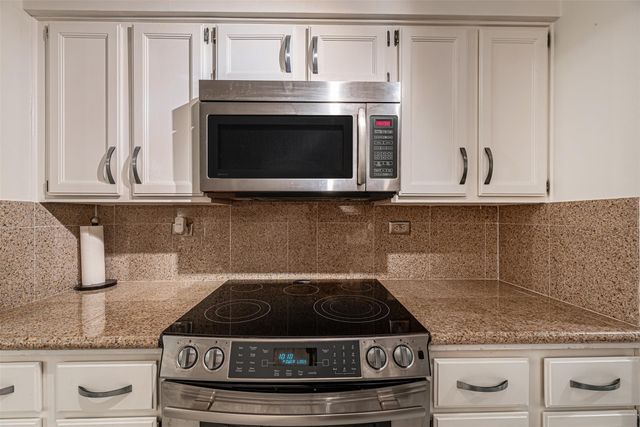 661 Bering Drive 404, Houston, TX 77057